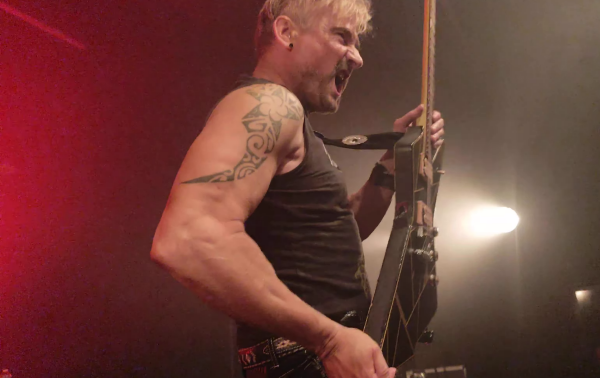 Thierry Sorondo à la guitare lors du concert de High Power 2026