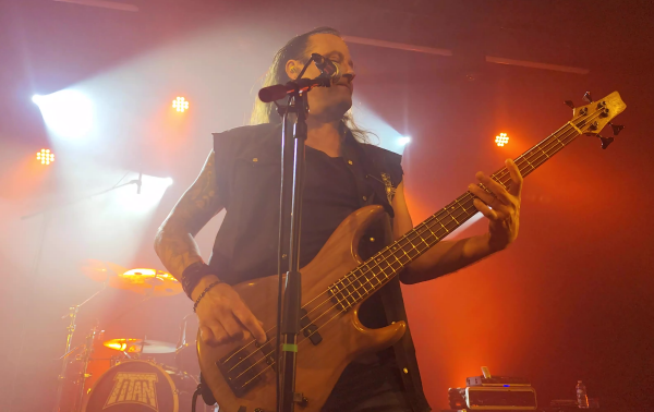 Franck Larigaudie au chant et à la basse