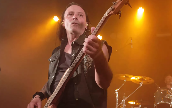 Bassiste/Chanteur Franck Larigaudie sur scène avec High Power